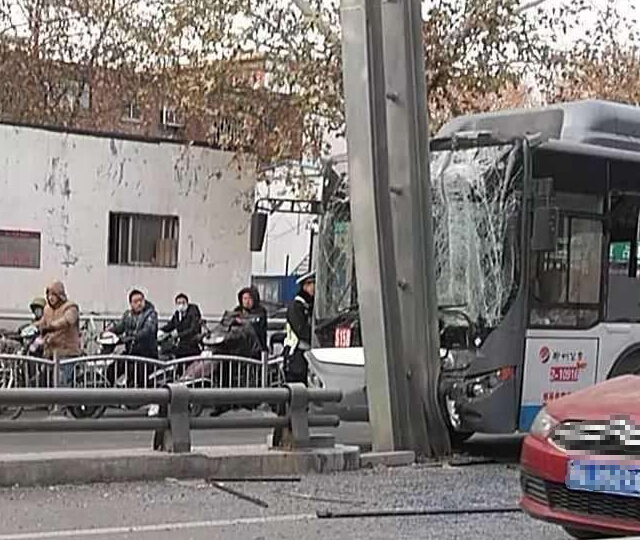 Un bus à Zhengzhou a heurté un cadre surélevé et blessé 13 passagers