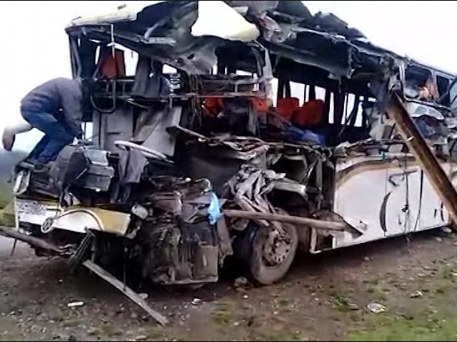 Un camion en Bolivie est entré en collision avec un bus longue distance